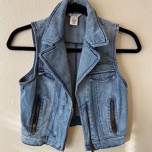 Sleeveless Cropped Jean Jacket with Lace Collar